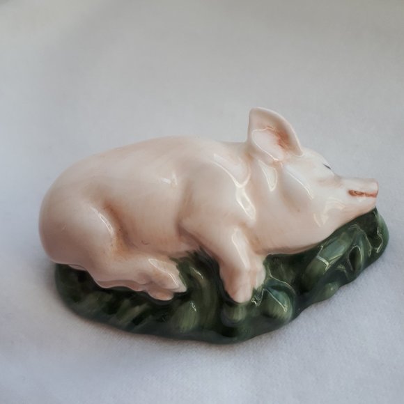 Royal Doulton Napping Piglet Figurine, HN 2651 - Picture 1 of 5